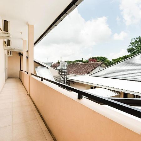 Oyo Life 3398 Griya Rm 19 Syariah Hotel สุราบายา ภายนอก รูปภาพ