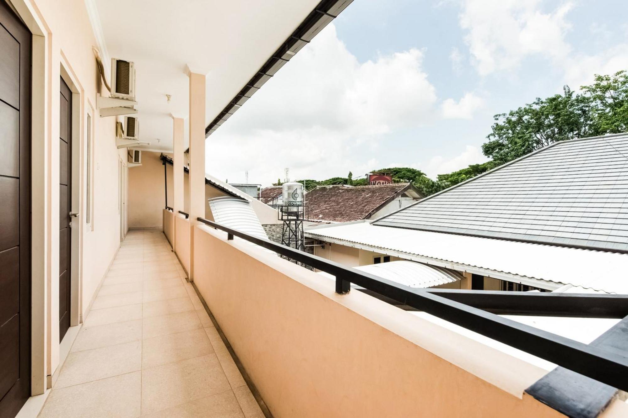 Oyo Life 3398 Griya Rm 19 Syariah Hotel สุราบายา ภายนอก รูปภาพ