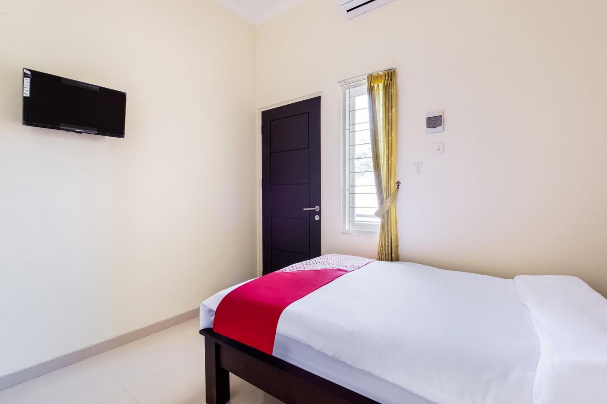 Oyo Life 3398 Griya Rm 19 Syariah Hotel สุราบายา ภายนอก รูปภาพ