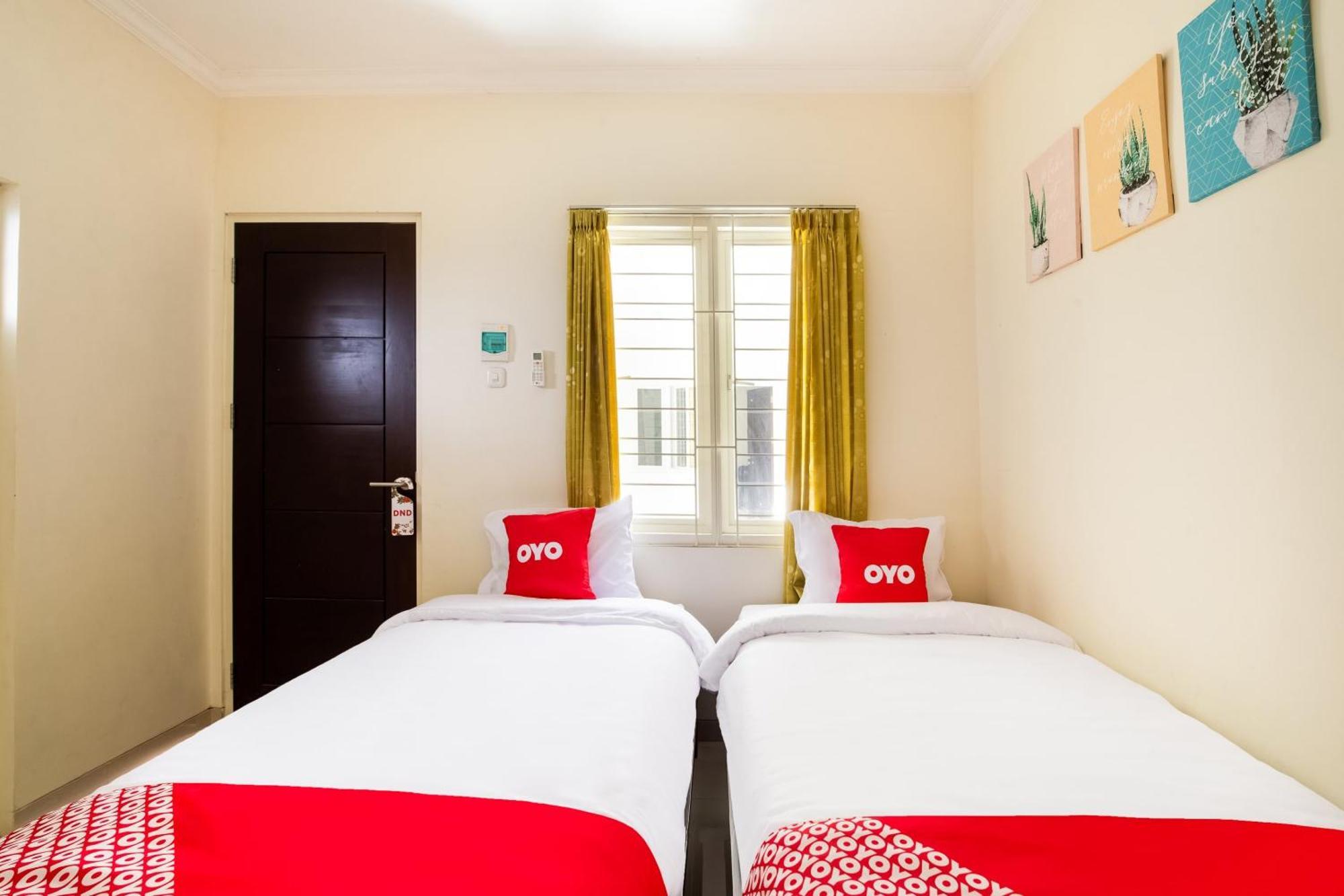 Oyo Life 3398 Griya Rm 19 Syariah Hotel สุราบายา ภายนอก รูปภาพ