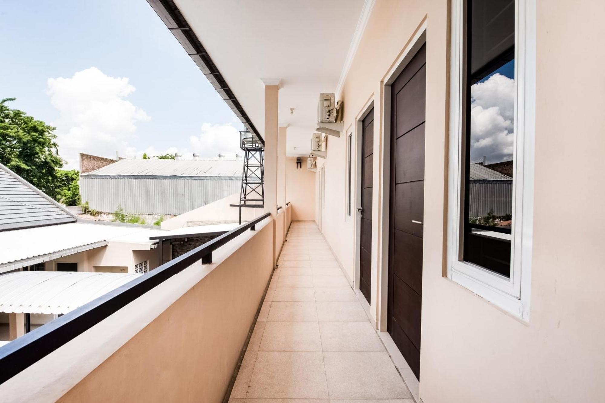 Oyo Life 3398 Griya Rm 19 Syariah Hotel สุราบายา ภายนอก รูปภาพ