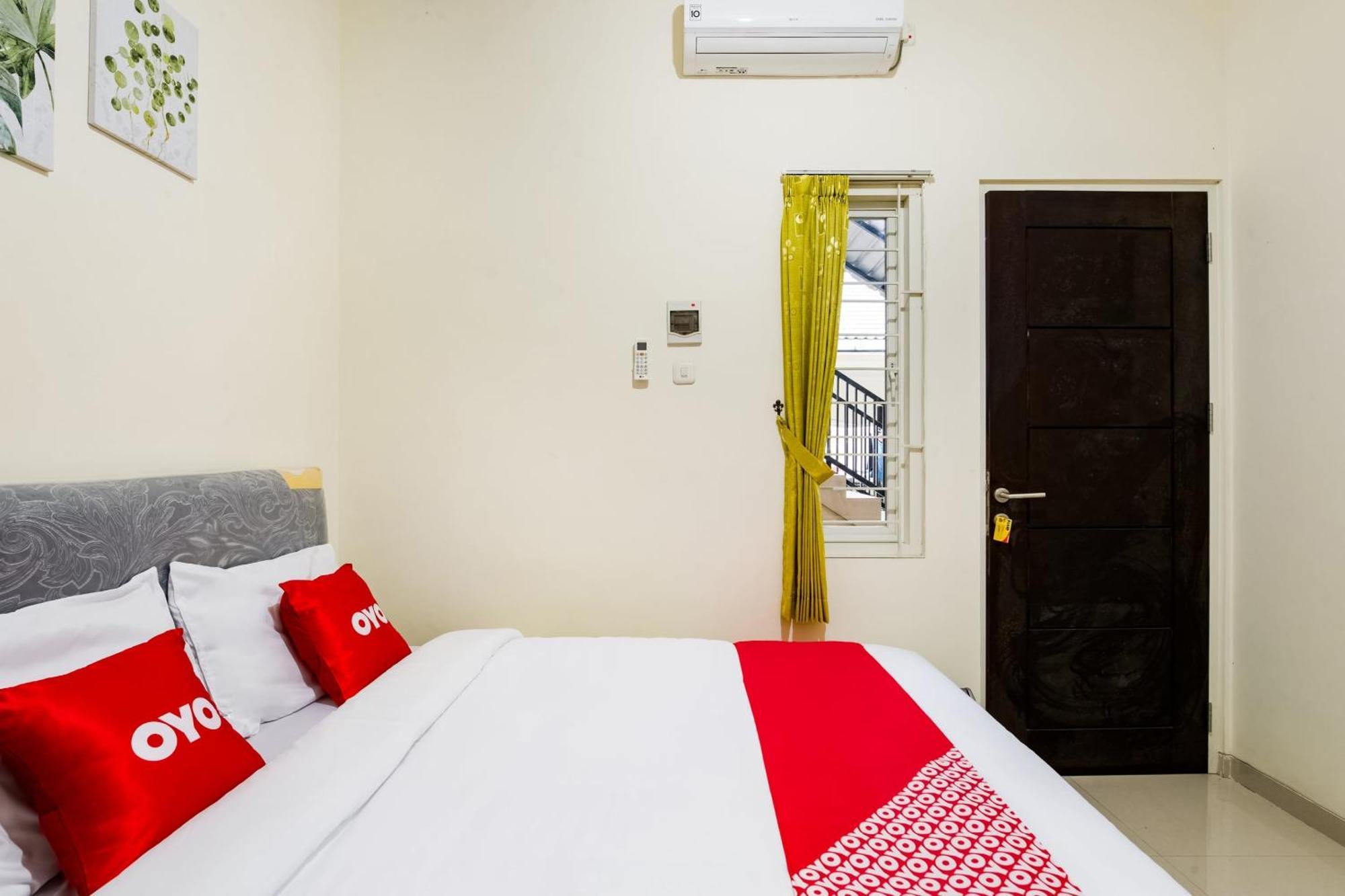 Oyo Life 3398 Griya Rm 19 Syariah Hotel สุราบายา ภายนอก รูปภาพ
