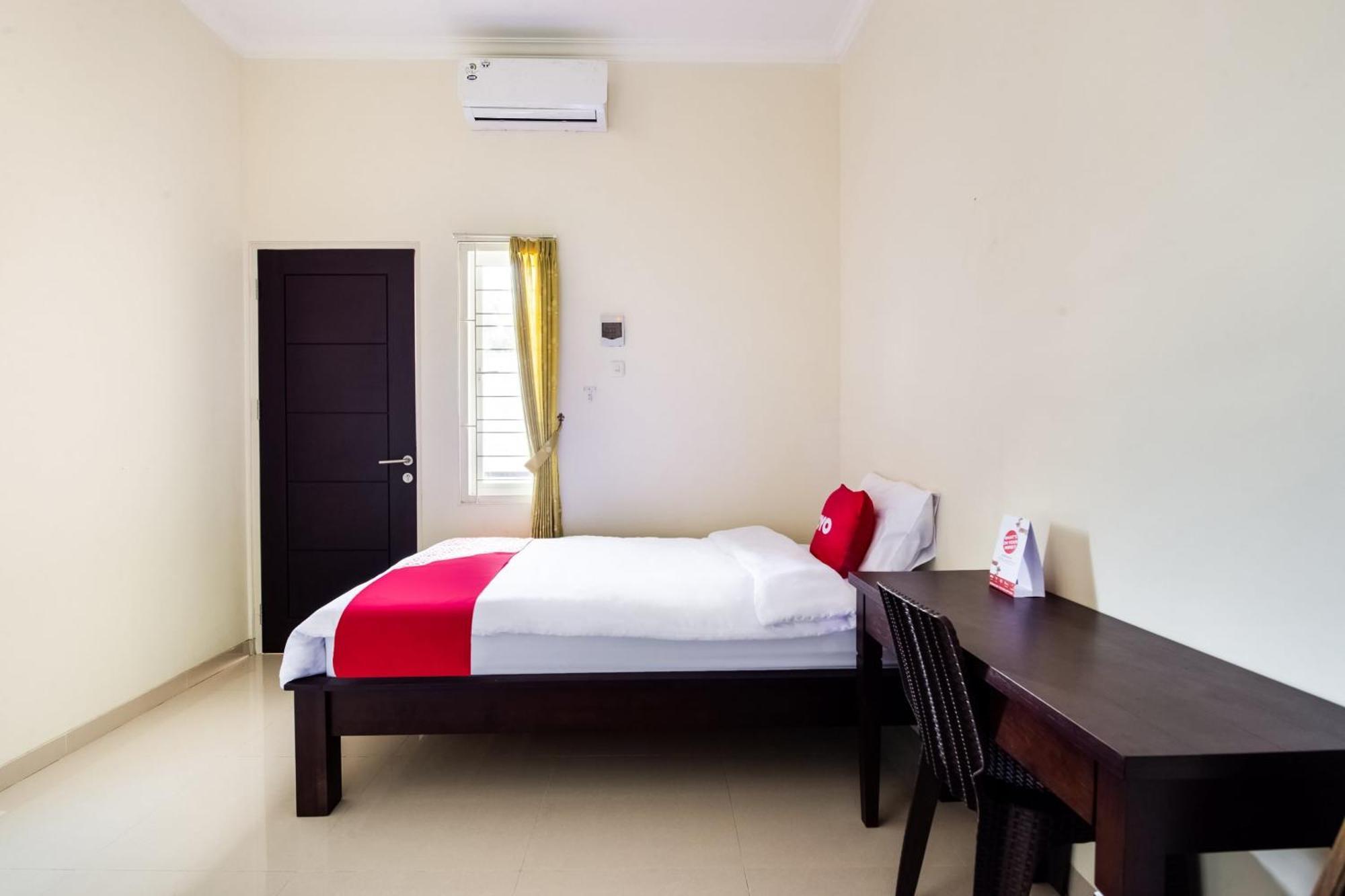 Oyo Life 3398 Griya Rm 19 Syariah Hotel สุราบายา ภายนอก รูปภาพ