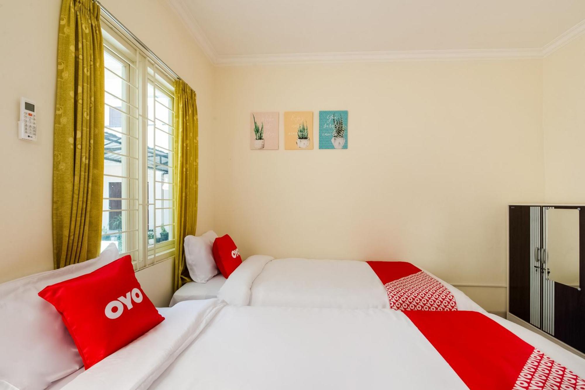 Oyo Life 3398 Griya Rm 19 Syariah Hotel สุราบายา ภายนอก รูปภาพ