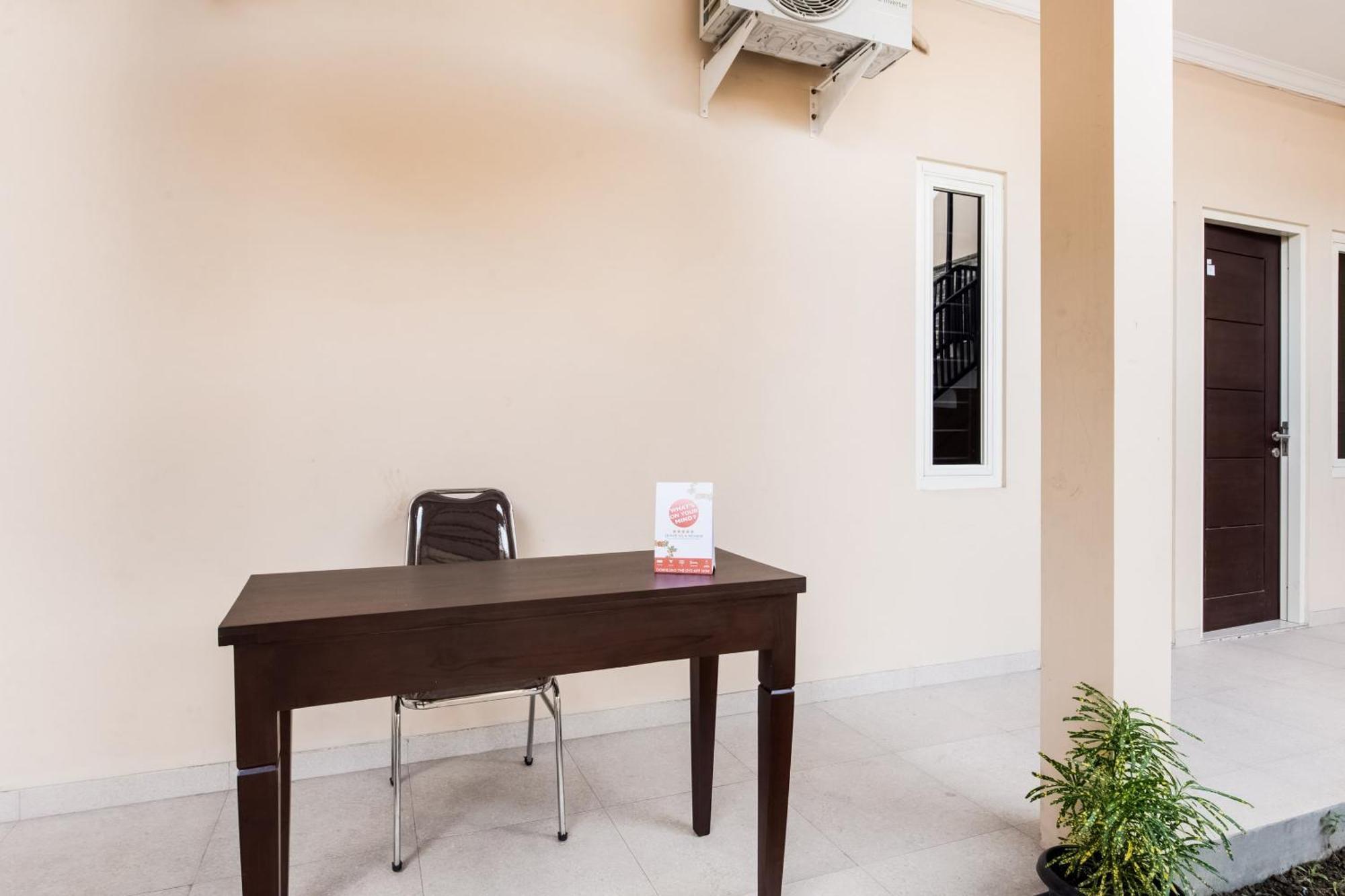 Oyo Life 3398 Griya Rm 19 Syariah Hotel สุราบายา ภายนอก รูปภาพ