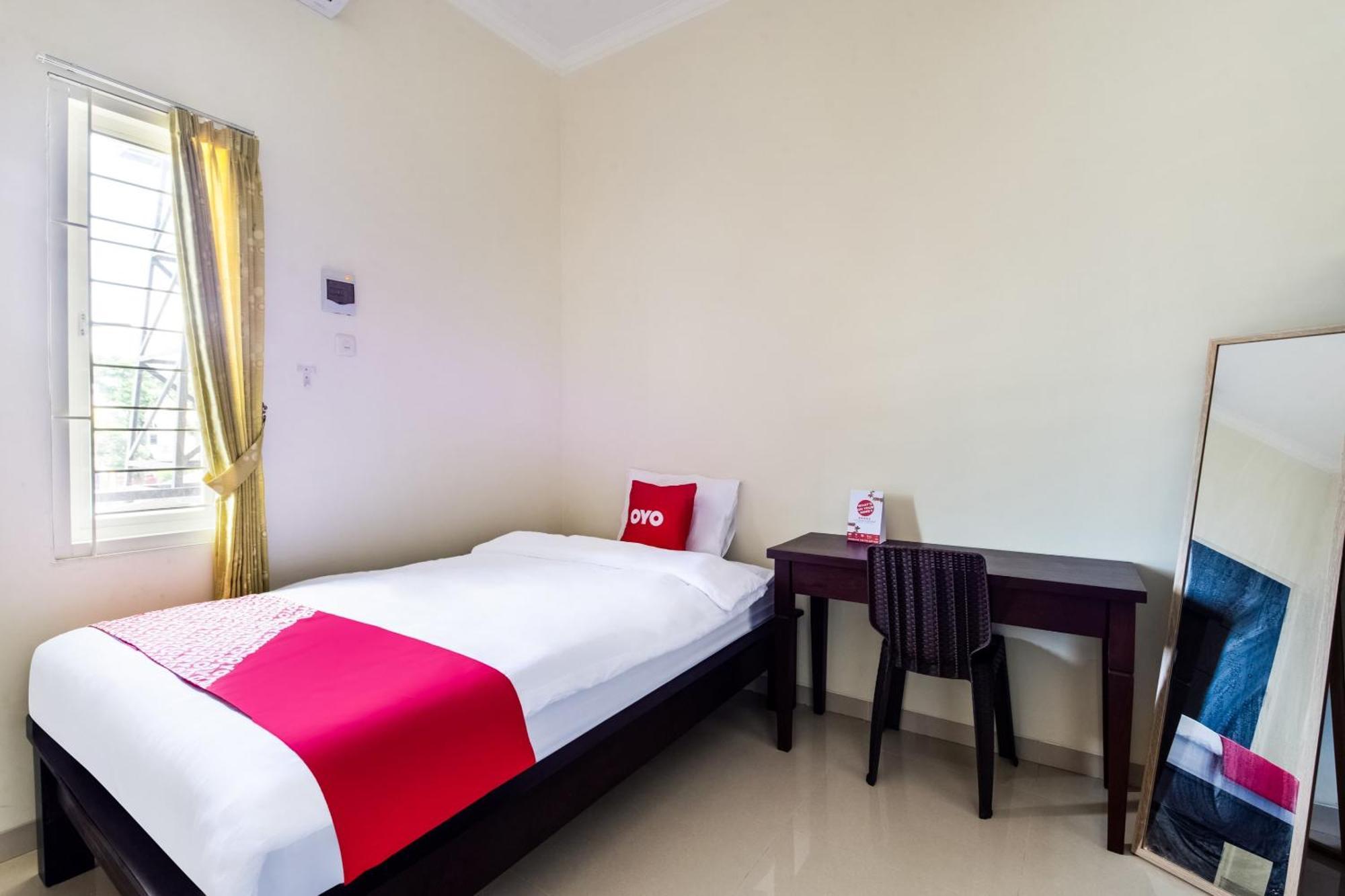 Oyo Life 3398 Griya Rm 19 Syariah Hotel สุราบายา ภายนอก รูปภาพ