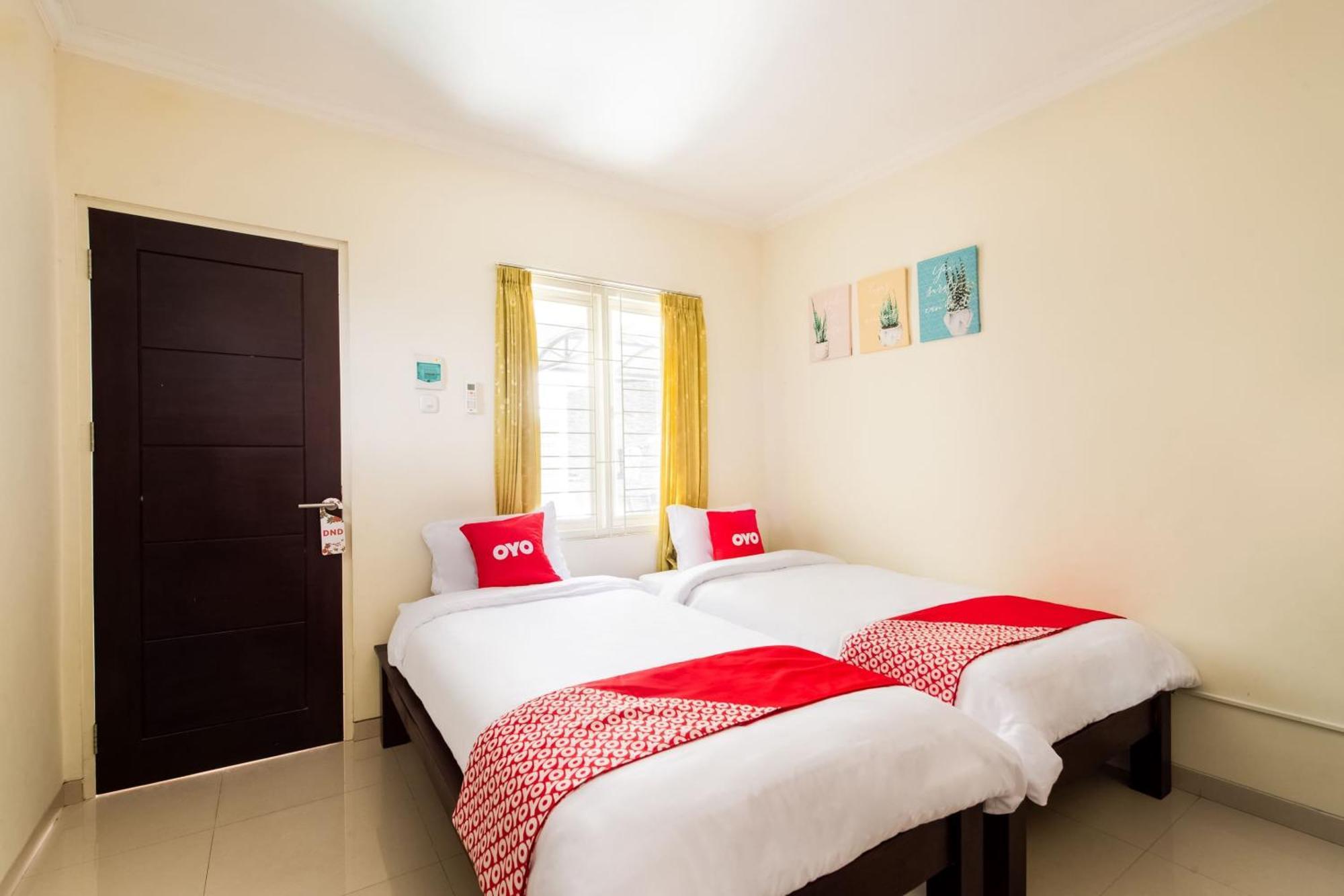 Oyo Life 3398 Griya Rm 19 Syariah Hotel สุราบายา ภายนอก รูปภาพ
