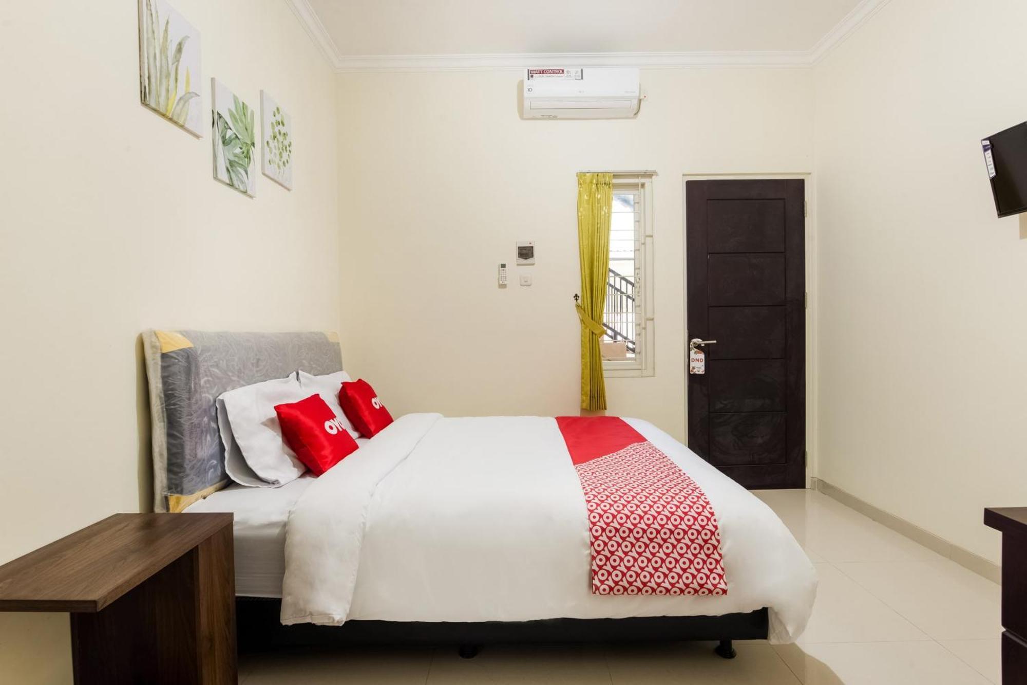 Oyo Life 3398 Griya Rm 19 Syariah Hotel สุราบายา ภายนอก รูปภาพ